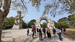 Abbildung 2: Inmitten der Provence – die sog. les Antiques in Glanum (Foto: N. Hertig).