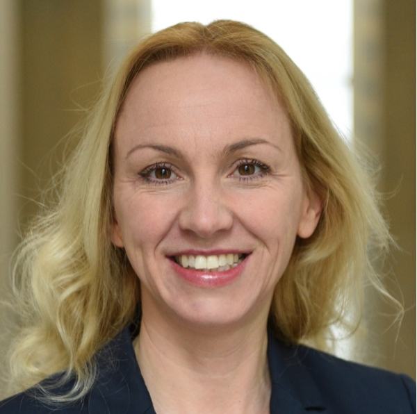 Portrait Prof. Dr. Sabine Huebner