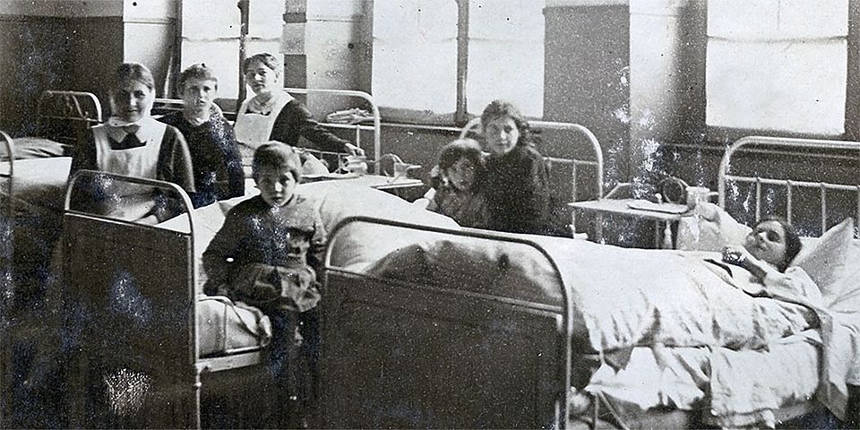 Notspital im Schulhaus Grossmatt in Pratteln, 1918. (Foto: Staatsarchiv Basel-Landschaft, PA 6466 03.01.05-02) Notspital im Schulhaus Grossmatt