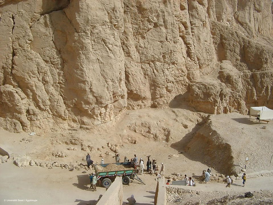 Abb. 9: Grabung vor dem Eingang von KV 47 