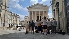 Abbildung 1: das Maison carrée auf dem Rundgang durch Nîmes (Foto: N. Hertig).