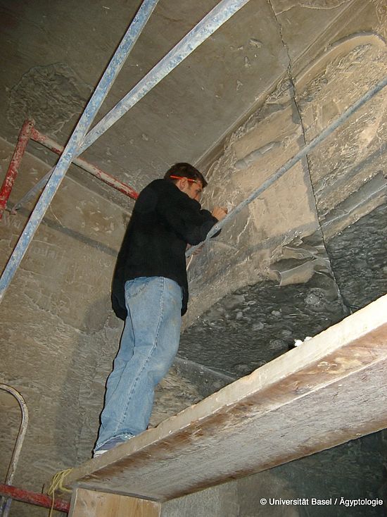 Abb. 4: Reinigung des Architravs in KV 18