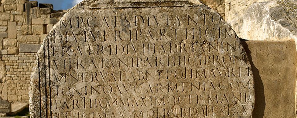Zur Säulenbasis umgearbeitete Inschrift auf dem Forum in Dougga