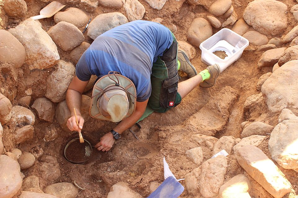 Sorgfältige Freilegung einer bronzenen Rippenschale im Grab mit dem eisernen Langschwert (ca. 700 v. Chr.) (Foto: Francavilla-Projekt)