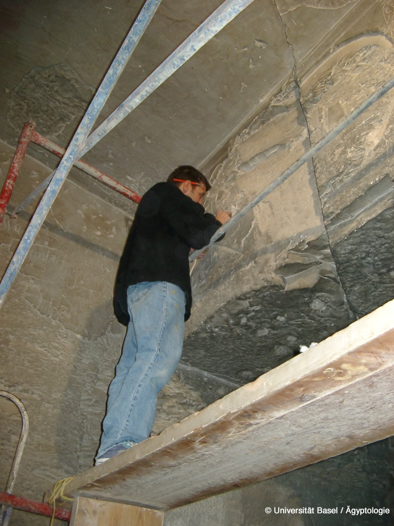 Fig. 4: Cleaning of the architrave in KV 18