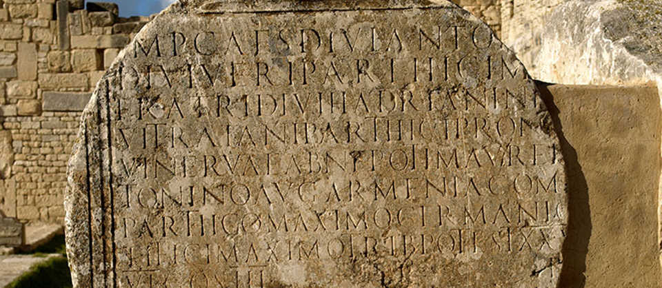 Zur Säulenbasis umgearbeitete Inschrift auf dem Forum in Dougga  