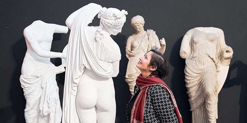 Nandini Pandey in der Skulpturhalle